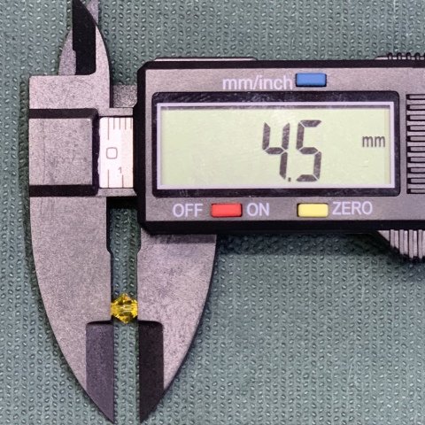 4,5mm. YALDIZ PİRAMİD ÇEK KRİSTALİ PAKET